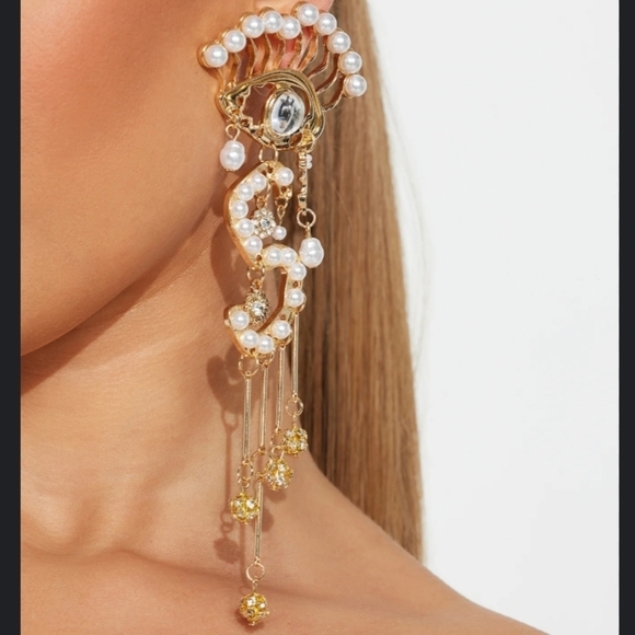 AKIRA Jewelry - Elegant Gold and Pearl Ear Cuff